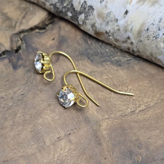 Das Bild zeigt 1 Paar Ohrhaken mit Strassstein - Messing vergoldet, 20mm. Super für die individuelle Herstellung von Ohrringen.