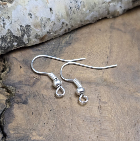 Das Bild zeigt 2 Ohrhaken mit Kugel - versilbert, 20mm. Super für die Fertigung von eigenem Ohrschmuck.