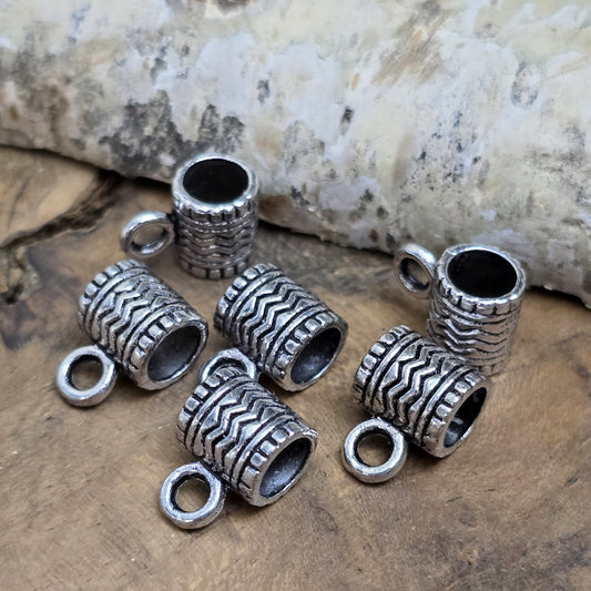 Das Bild zeigt Anhängerösen 9 x 7 mm - antik silberfarbig. Sie eignen sich prima für die Schmuckherstellung.