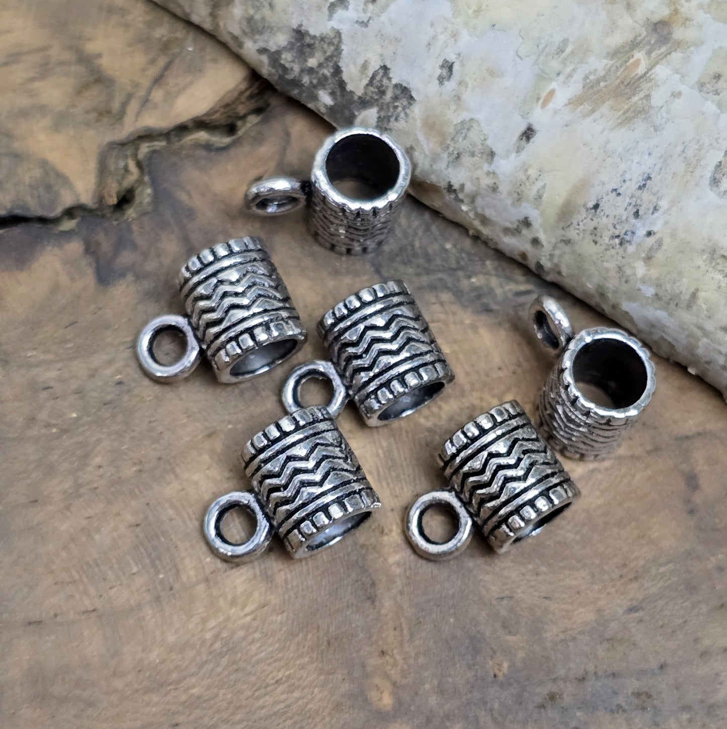 Das Bild zeigt Anhängerösen 9 x 7 mm - antik silberfarbig. Sie eignen sich prima für die Schmuckherstellung.