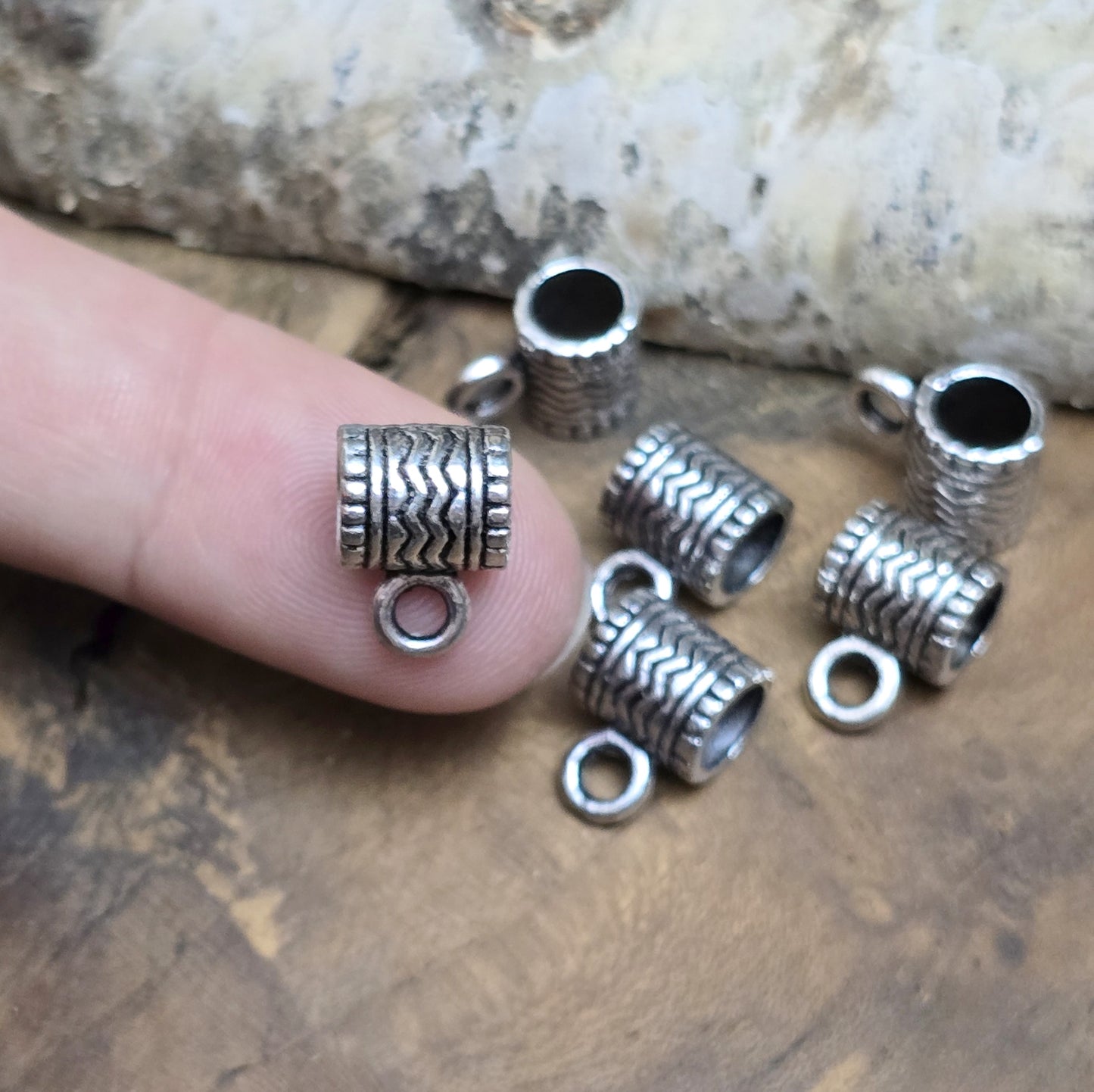 Das Bild zeigt Anhängerösen 9 x 7 mm - antik silberfarbig. Sie eignen sich prima für die Schmuckherstellung.