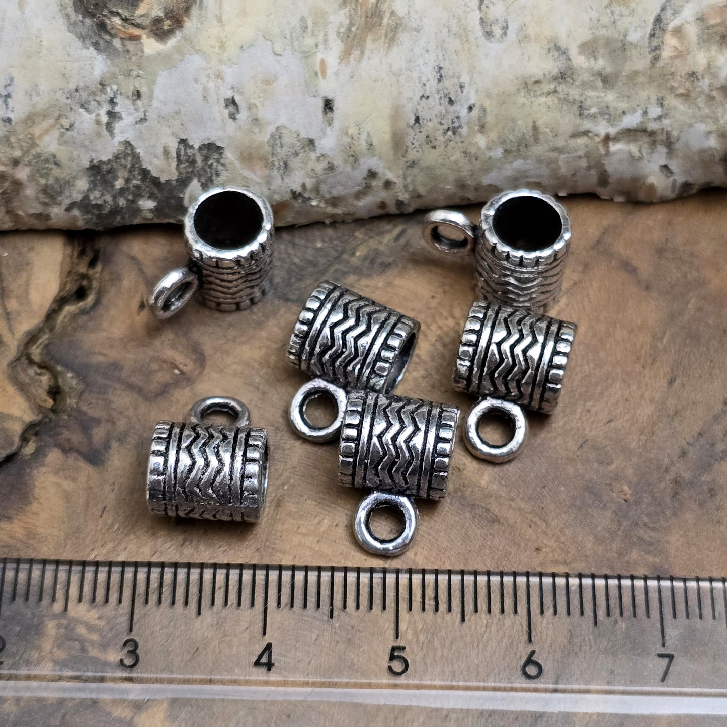 Das Bild zeigt Anhängerösen 9 x 7 mm - antik silberfarbig. Sie eignen sich prima für die Schmuckherstellung.