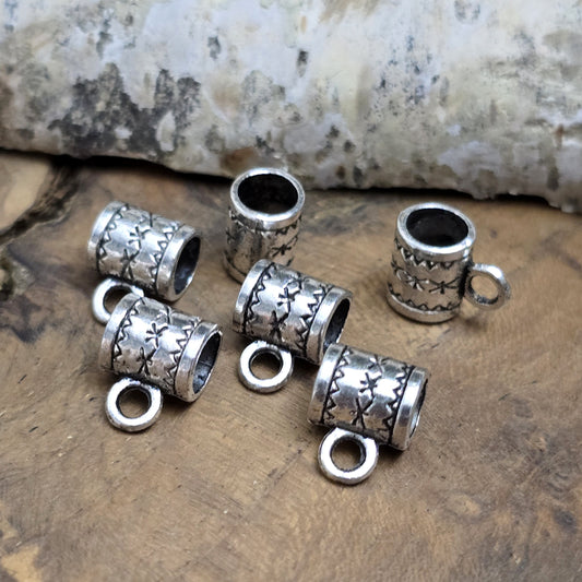 Das Bild zeigt 10 Anhängerösen 8 x 7 mm - antik silberfarbig - für die individuelle Schmuckherstellung