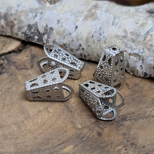 Das Bild zeigt Kappen Bandenden – Rhodiumfarbig | Vielseitig & Elegant ✨
Diese Kappen sind die perfekte Wahl für elegante Schmuck- und DIY-Projekte! Sie eignen sich ideal für breite, weiche Stoffbänder wie Organza, Satin oder Chiffon. Einfach das Bandende raffen, mit einem Perlenfaden umwickeln, durch das Loch in der Kappe fädeln und mit einer Perle oder einem Crimp sichern – schon hast du eine stabile Schlaufe für Verschlüsse oder dekorative Akzente.