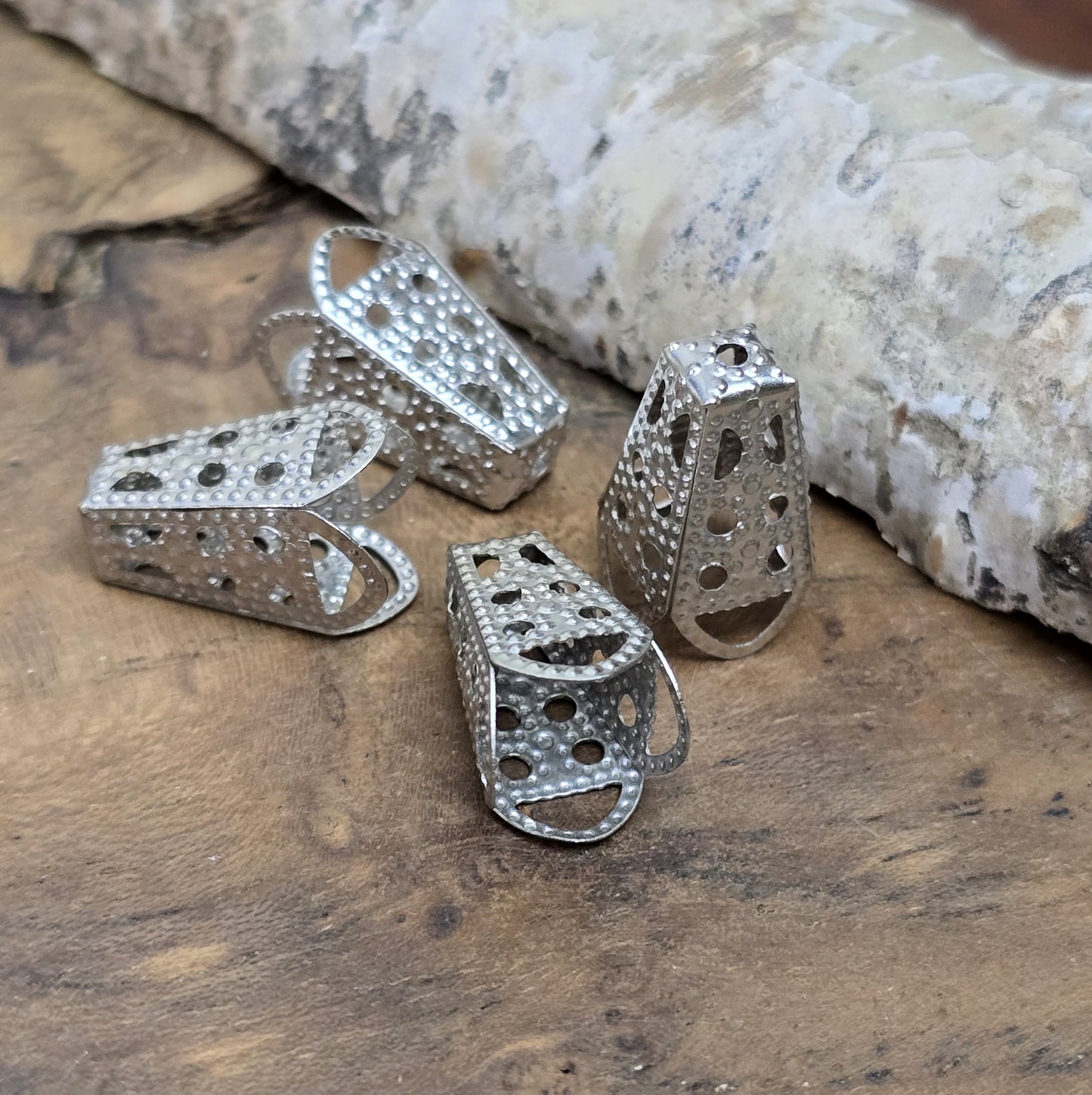 Das Bild zeigt Kappen Bandenden – Rhodiumfarbig | Vielseitig & Elegant ✨
Diese Kappen sind die perfekte Wahl für elegante Schmuck- und DIY-Projekte! Sie eignen sich ideal für breite, weiche Stoffbänder wie Organza, Satin oder Chiffon. Einfach das Bandende raffen, mit einem Perlenfaden umwickeln, durch das Loch in der Kappe fädeln und mit einer Perle oder einem Crimp sichern – schon hast du eine stabile Schlaufe für Verschlüsse oder dekorative Akzente.