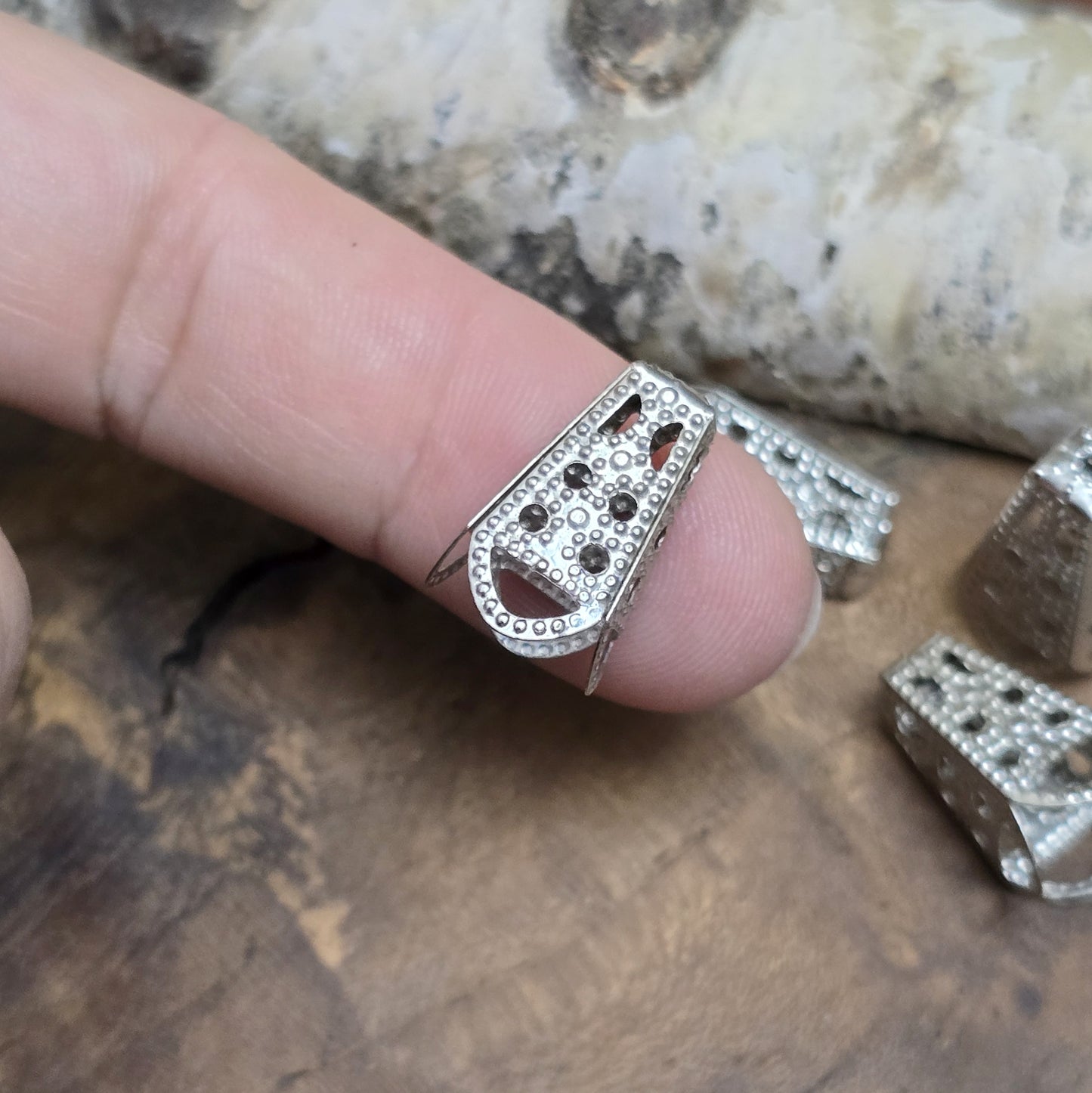 Das Bild zeigt Kappen Bandenden – Rhodiumfarbig | Vielseitig & Elegant ✨
Diese Kappen sind die perfekte Wahl für elegante Schmuck- und DIY-Projekte! Sie eignen sich ideal für breite, weiche Stoffbänder wie Organza, Satin oder Chiffon. Einfach das Bandende raffen, mit einem Perlenfaden umwickeln, durch das Loch in der Kappe fädeln und mit einer Perle oder einem Crimp sichern – schon hast du eine stabile Schlaufe für Verschlüsse oder dekorative Akzente.