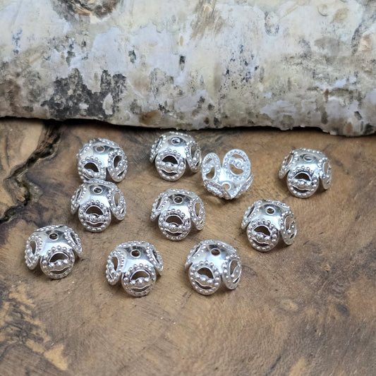 Das Bild zeigt filigrane Perlenkappen 8mm - versilbert
Diese filigranen Perlenkappe sind ideal zum Setzen von Akzenten in Perlenketten und Armbändern, sowie zum Schützen der Perlen. Sie sind leicht und biegsam.
Können für viele Zwecke eingesetzt werden, auch als Eckenschutz an Kisten oder Bilderrahmen, wenn man sie entsprechend aufbiegt.