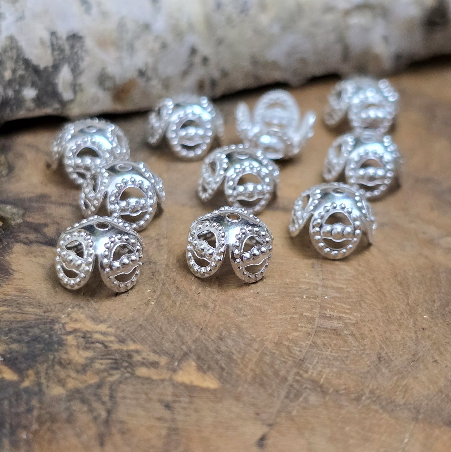 Das Bild zeigt filigrane Perlenkappen 8mm - versilbert
Diese filigranen Perlenkappe sind ideal zum Setzen von Akzenten in Perlenketten und Armbändern, sowie zum Schützen der Perlen. Sie sind leicht und biegsam.
Können für viele Zwecke eingesetzt werden, auch als Eckenschutz an Kisten oder Bilderrahmen, wenn man sie entsprechend aufbiegt.