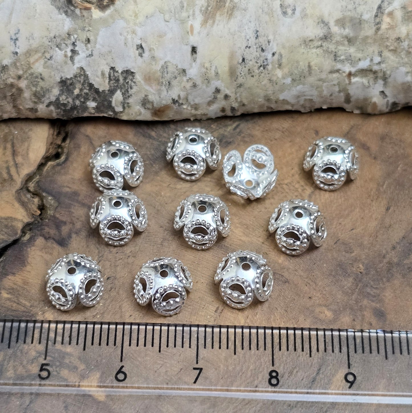 Das Bild zeigt filigrane Perlenkappen 8mm - versilbert
Diese filigranen Perlenkappe sind ideal zum Setzen von Akzenten in Perlenketten und Armbändern, sowie zum Schützen der Perlen. Sie sind leicht und biegsam.
Können für viele Zwecke eingesetzt werden, auch als Eckenschutz an Kisten oder Bilderrahmen, wenn man sie entsprechend aufbiegt.