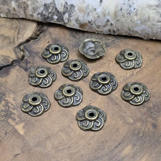 Das Bild zeigt Perlenkappen 9mm - antik bronzefarbig
Diese antik bronzefarbigen Perlenkappe sind ideal zum Setzen von Akzenten in Perlenketten und Armbändern, sowie zum Schützen der Perlen.
Sie können auch als rustikale Akzente auf Holzkisten (mit Nägeln) verwendet werden oder zum Scrapbooken.