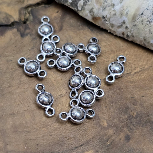 Das Bild zeigt Schmuckberbinder mit Kugel 10 x 5mm - antik silberfarbig
Einfache Schmuckverbinder zur Herstellung von Ketten, Armbändern und Ohrschmuck.
