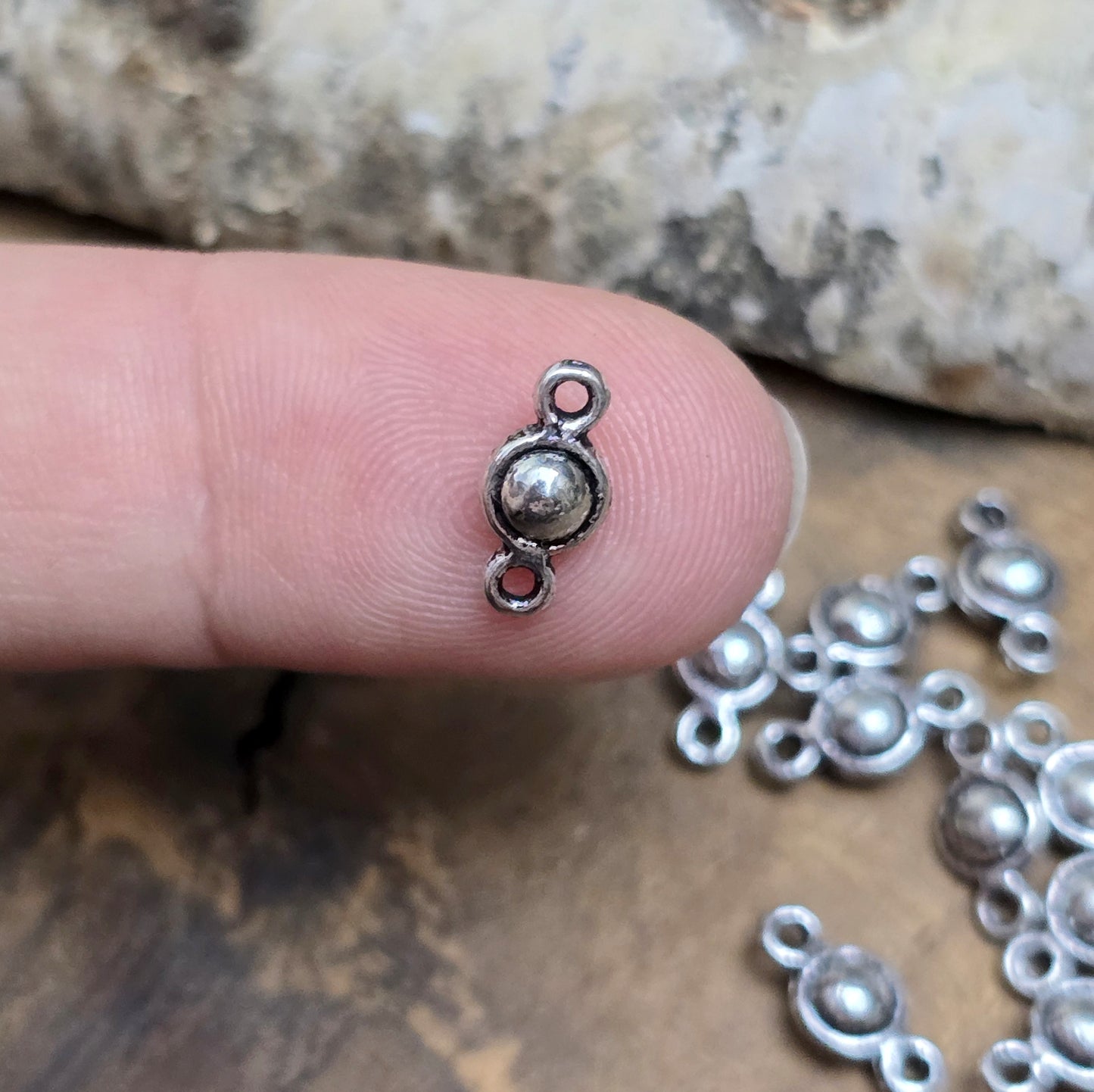Das Bild zeigt Schmuckberbinder mit Kugel 10 x 5mm - antik silberfarbig
Einfache Schmuckverbinder zur Herstellung von Ketten, Armbändern und Ohrschmuck.