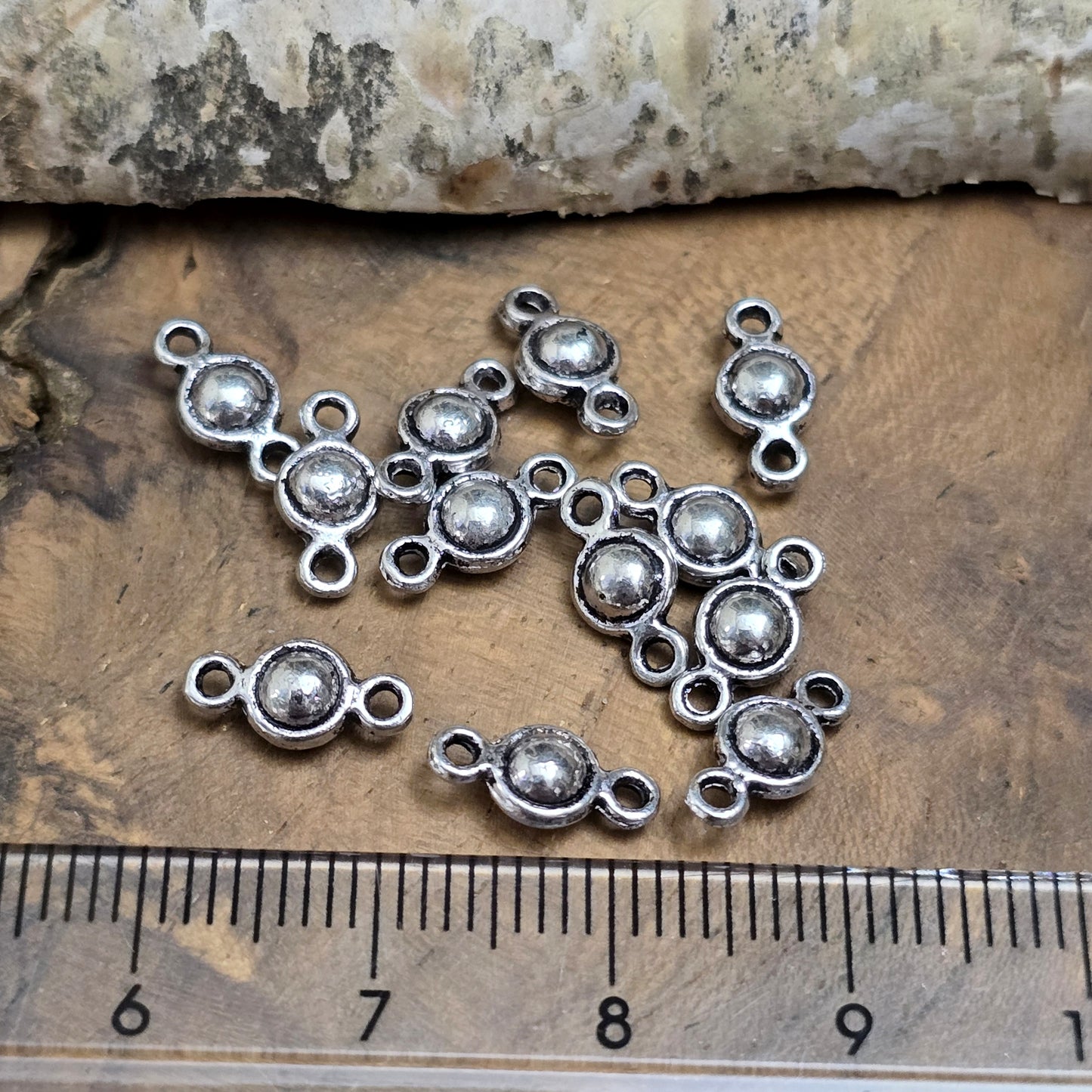 Das Bild zeigt Schmuckberbinder mit Kugel 10 x 5mm - antik silberfarbig
Einfache Schmuckverbinder zur Herstellung von Ketten, Armbändern und Ohrschmuck.