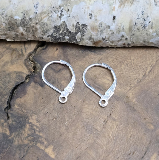 Das Bild zeigt Klappbrisuren aus .925 Silber gefertigt, die eine Größe von 15mm haben.
Das Set besteht aus drei Paar. Die Brisuren haben eine Öse an der Unterseite an welcher Anhänger oder andere Schmuckelemente befestigt werden können. 