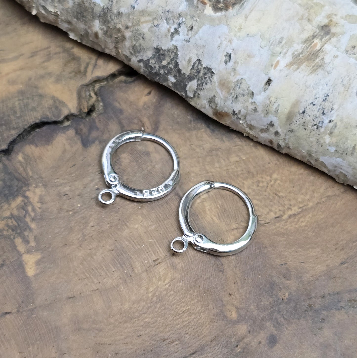 Das Bild zeigt Creolen mit Anhängeröse. Sie sind exquisite Schmuckstücke, die aus 925er Silber gefertigt sind. Mit einem Durchmesser von 13 mm (außen) sind sie elegant und perfekt für den täglichen Gebrauch oder besondere Anlässe.
