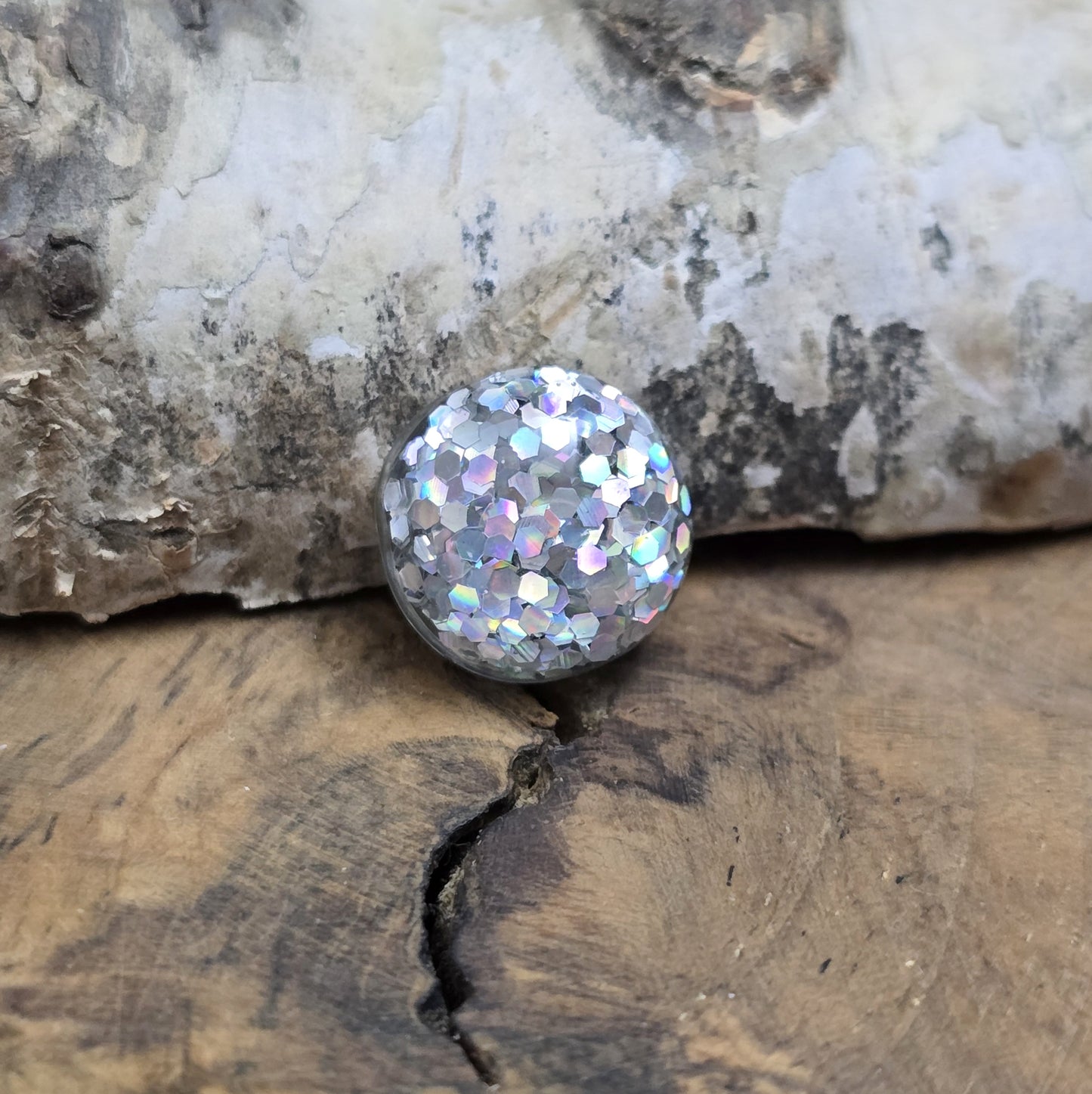 Das Bild zeigt Cabochons. Sie haben einen flachen Rücken und eignen sich hervorragend zum aufkleben in Schmuckwannen, auf Grußgarten, Schachteln und Schatullen, Bilderrahmen und zum Verzieren von Kerzen.