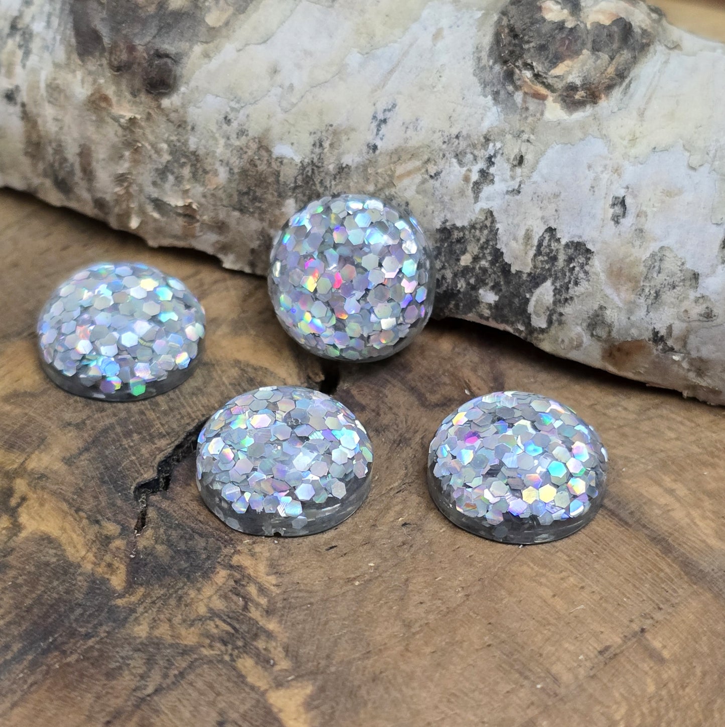 Das Bild zeigt Cabochons. Sie haben einen flachen Rücken und eignen sich hervorragend zum aufkleben in Schmuckwannen, auf Grußgarten, Schachteln und Schatullen, Bilderrahmen und zum Verzieren von Kerzen.