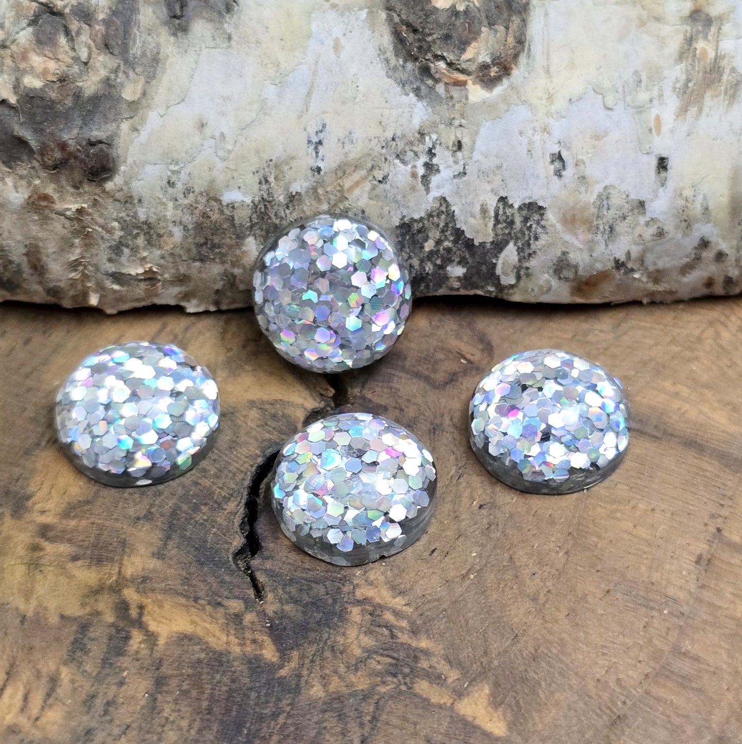 Das Bild zeigt Cabochons. Sie haben einen flachen Rücken und eignen sich hervorragend zum aufkleben in Schmuckwannen, auf Grußgarten, Schachteln und Schatullen, Bilderrahmen und zum Verzieren von Kerzen.