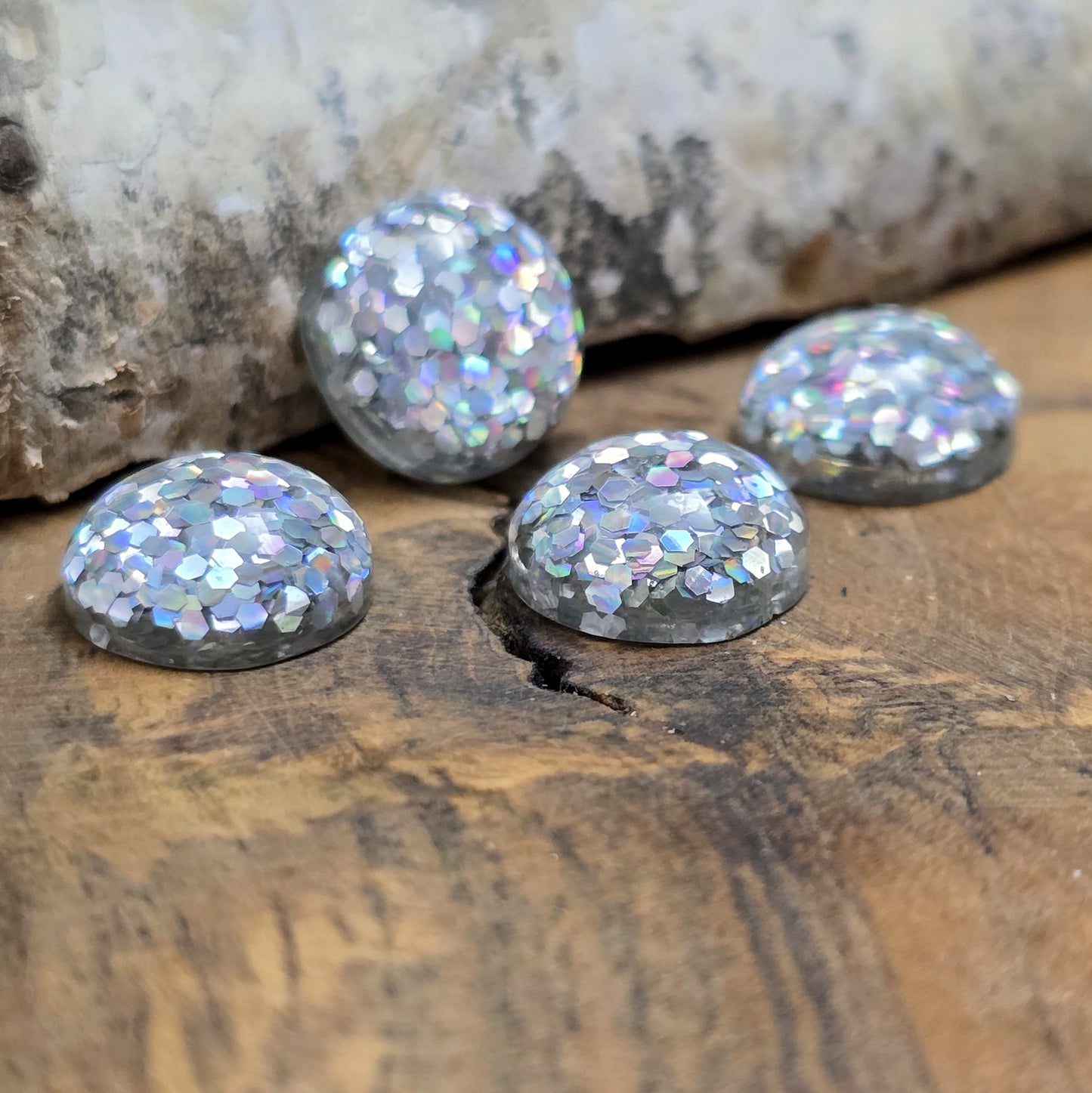 Das Bild zeigt Cabochons. Sie haben einen flachen Rücken und eignen sich hervorragend zum aufkleben in Schmuckwannen, auf Grußgarten, Schachteln und Schatullen, Bilderrahmen und zum Verzieren von Kerzen.