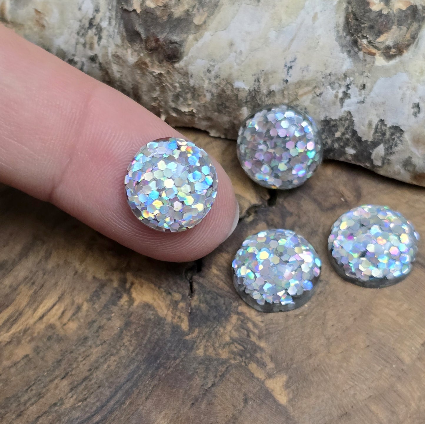 Das Bild zeigt Cabochons. Sie haben einen flachen Rücken und eignen sich hervorragend zum aufkleben in Schmuckwannen, auf Grußgarten, Schachteln und Schatullen, Bilderrahmen und zum Verzieren von Kerzen.