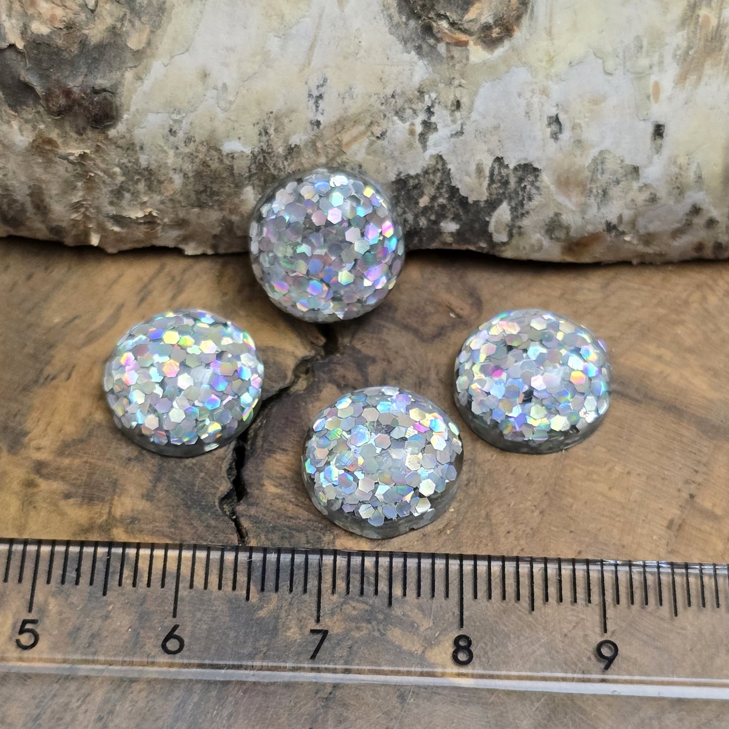 Das Bild zeigt Cabochons. Sie haben einen flachen Rücken und eignen sich hervorragend zum aufkleben in Schmuckwannen, auf Grußgarten, Schachteln und Schatullen, Bilderrahmen und zum Verzieren von Kerzen.