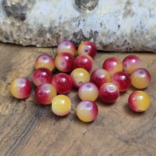 Das Bild zeigt Glasperlen in Ombre Optik.
Ombre kommt aus dem Französischen und bedeutet „Schatten“ oder „Verlauf“.