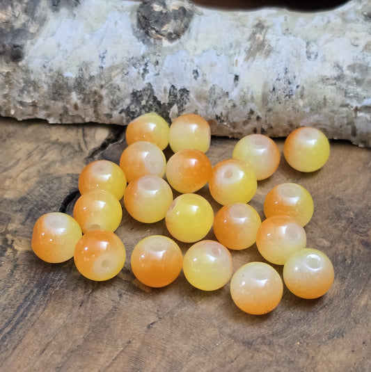 Das Bild zeigt Glasperlen in Ombre Optik.
Ombre kommt aus dem Französischen und bedeutet „Schatten“ oder „Verlauf“.