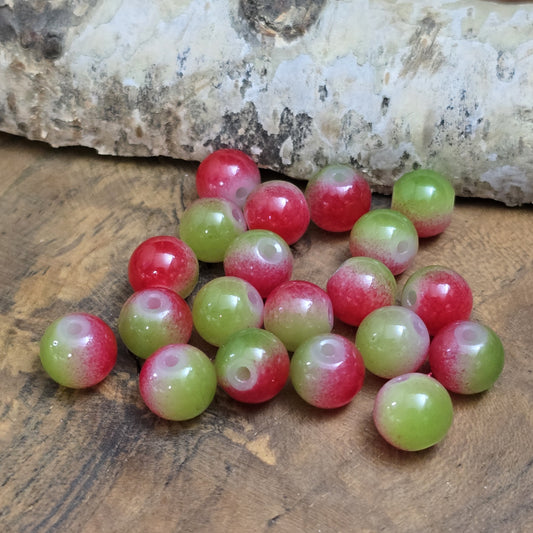 Das Bild zeigt Glasperlen in Ombre Optik.
Ombre kommt aus dem Französischen und bedeutet „Schatten“ oder „Verlauf“.