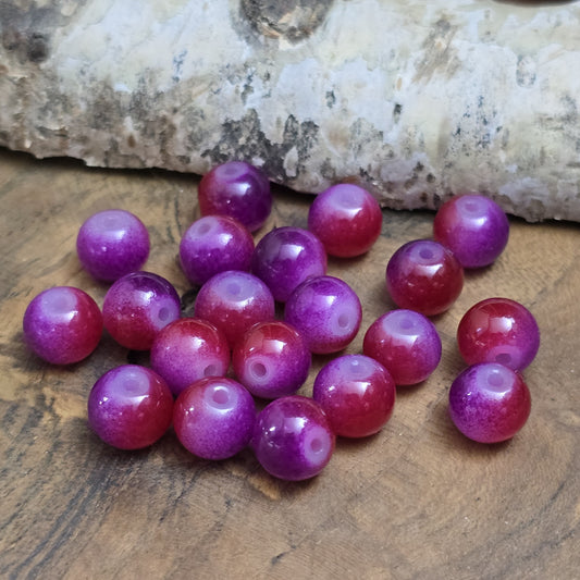 Das Bild zeigt Glasperlen in Ombre Optik.
Ombre kommt aus dem Französischen und bedeutet „Schatten“ oder „Verlauf“.