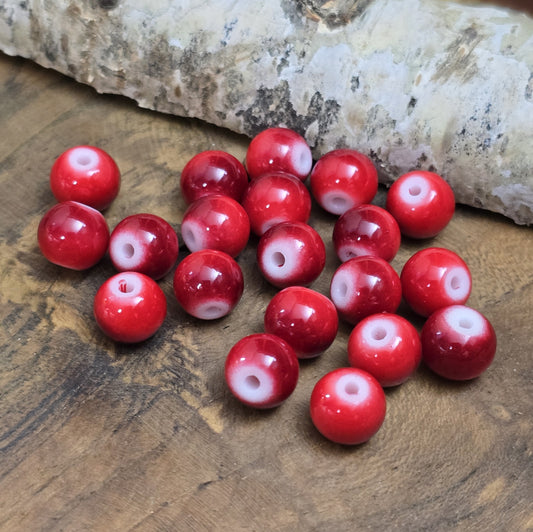 Das Bild zeigt Glasperlen in Ombre Optik.
Ombre kommt aus dem Französischen und bedeutet „Schatten“ oder „Verlauf“.