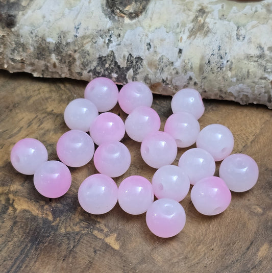 Das Bild zeigt Glasperlen in Ombre Optik.
Ombre kommt aus dem Französischen und bedeutet „Schatten“ oder „Verlauf“.