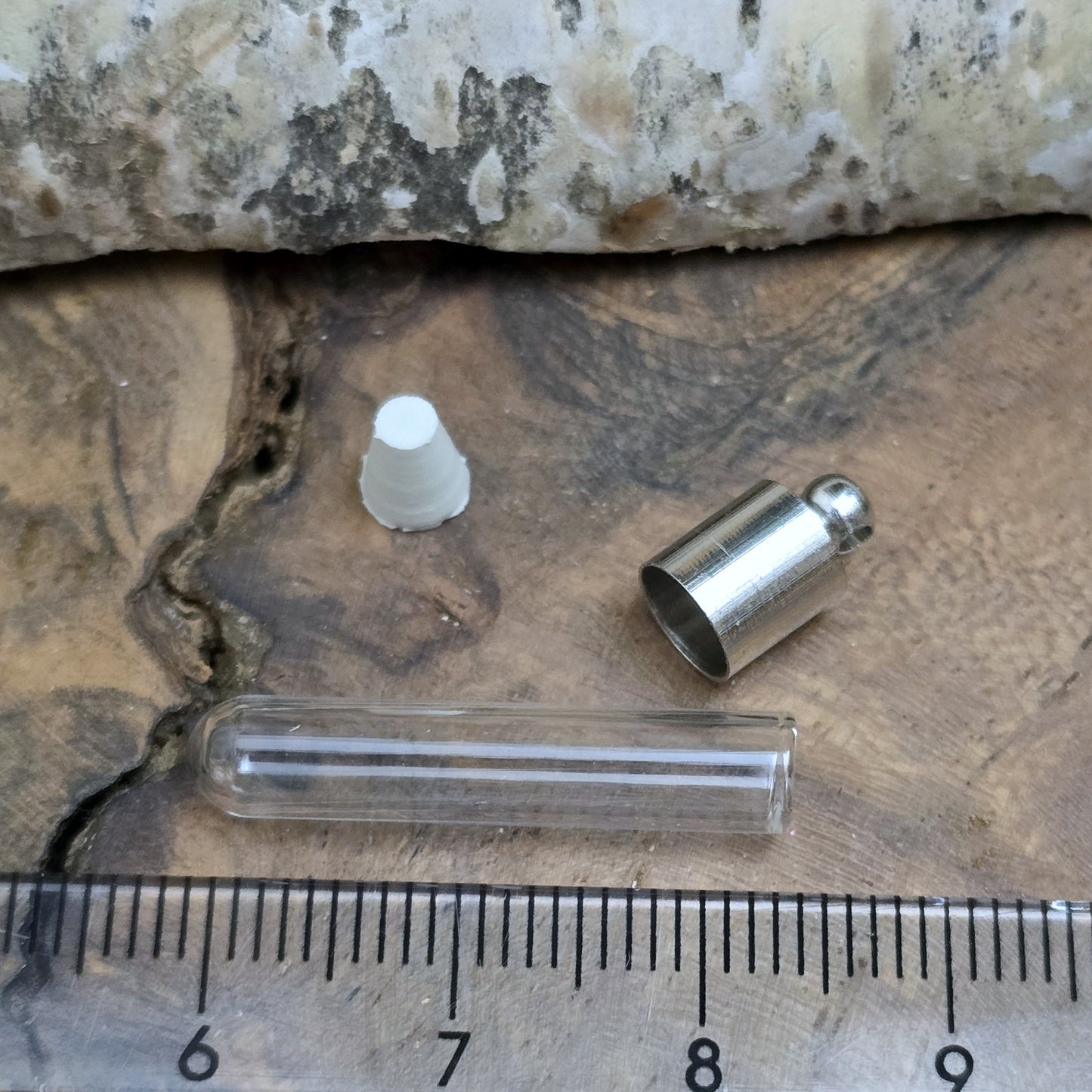 5 kleine Glasphiolen mit Metallkappe für einen beschrifteten Reiskorn, etwas Sand oder Haare/Asche eines Haustieres. Kann auch mit Kunstblut gefüllt werden.