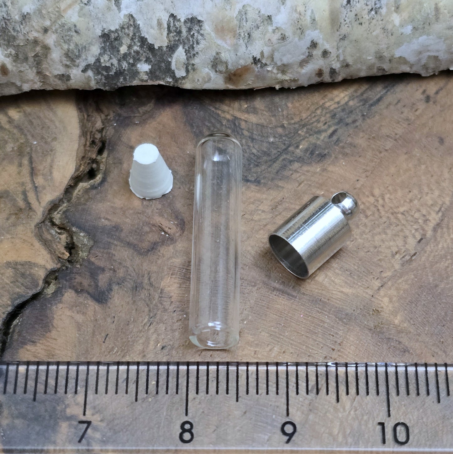 Kleine Glasphiole mit Metallkappe für einen beschrifteten Reiskorn, etwas Sand oder Haare/Asche eines Haustieres. Kann auch mit Kunstblut gefüllt werden.