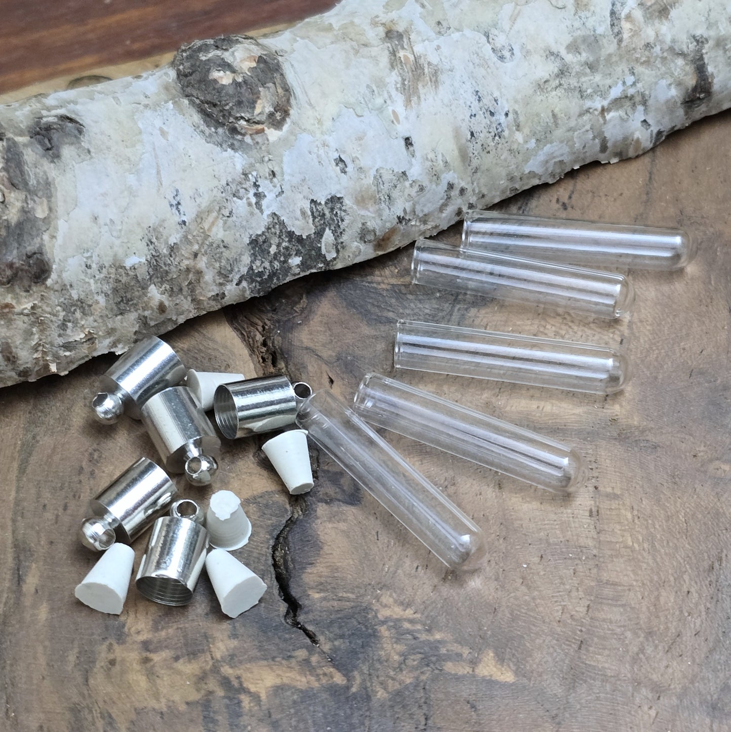 5 kleine Glasphiolen mit Metallkappe für einen beschrifteten Reiskorn, etwas Sand oder Haare/Asche eines Haustieres. Kann auch mit Kunstblut gefüllt werden.