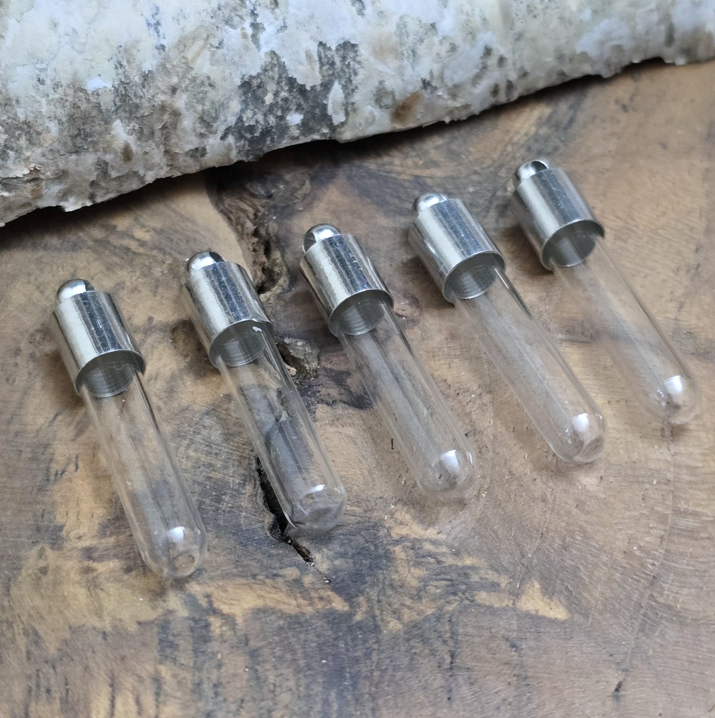 5 kleine Glasphiolen mit Metallkappe für einen beschrifteten Reiskorn, etwas Sand oder Haare/Asche eines Haustieres. Kann auch mit Kunstblut gefüllt werden.