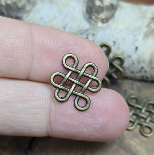 Diese Verbinder sind eine Hommage an den "Jingjang-Knoten" oder "Glücksknoten" und tragen die reiche Symbolik dieses traditionellen chinesischen Knotens: