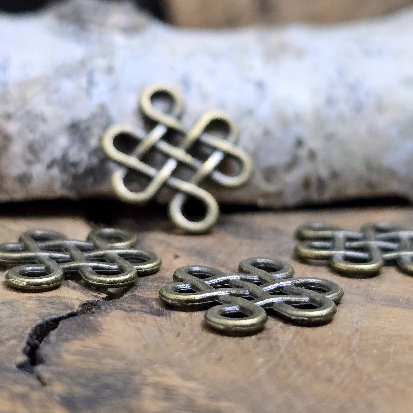 Diese Verbinder sind eine Hommage an den "Jingjang-Knoten" oder "Glücksknoten" und tragen die reiche Symbolik dieses traditionellen chinesischen Knotens: