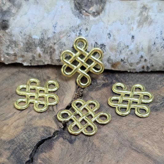 Hellgoldfarbene Schmuckverbinder in Form eines chinesischen Glücksknotens – perfekt für deine Glücksbringerprojekte! Ob Schlüsselanhänger, Ketten, Armbänder oder andere kreative Ideen, dieser Verbinder verleiht deinen Schmuckstücken eine besondere Bedeutung.