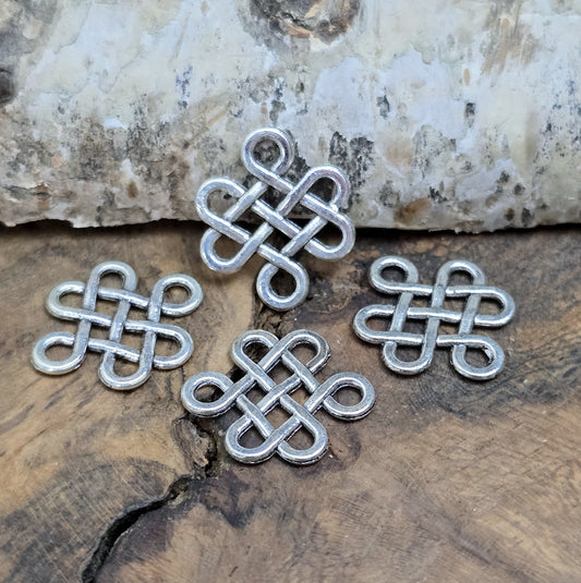 Antik silberfarbige Schmuckverbinder in Form eines chinesischen Glücksknotens – perfekt für deine Glücksbringerprojekte! Ob Schlüsselanhänger, Ketten, Armbänder oder andere kreative Ideen, dieser Verbinder verleiht deinen Schmuckstücken eine besondere Bedeutung.