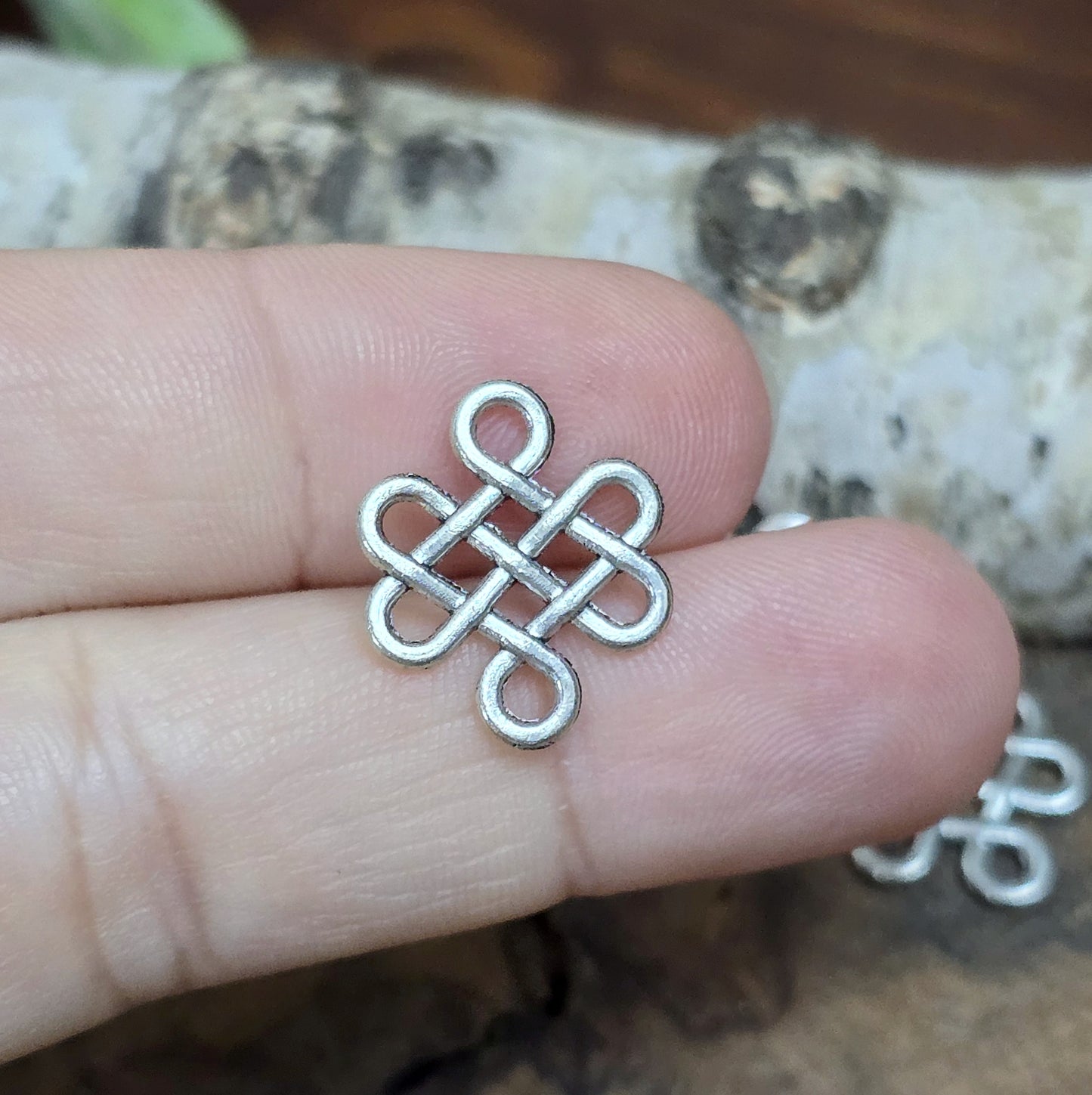 Antik silberfarbige Schmuckverbinder in Form eines chinesischen Glücksknotens – perfekt für deine Glücksbringerprojekte! Ob Schlüsselanhänger, Ketten, Armbänder oder andere kreative Ideen, dieser Verbinder verleiht deinen Schmuckstücken eine besondere Bedeutung.