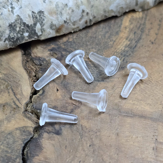 Diese Schutzkappen aus weichem, transparentem Silikon sind die perfekte Lösung, um das unangenehme Pieksen von Ohrsteckern zu verhindern. Sie sorgen für zusätzlichen Komfort, indem sie das Steckerende sanft abpolstern und so unangenehme Druckstellen vermeiden. Ideal für den Alltag, besonders wenn du Mützen, Helme trägst oder auf der Seite schläfst. Die Kappen sind einfach anzubringen und bieten einen sicheren Halt, sodass du deine Ohrstecker den ganzen Tag bequem tragen kannst.