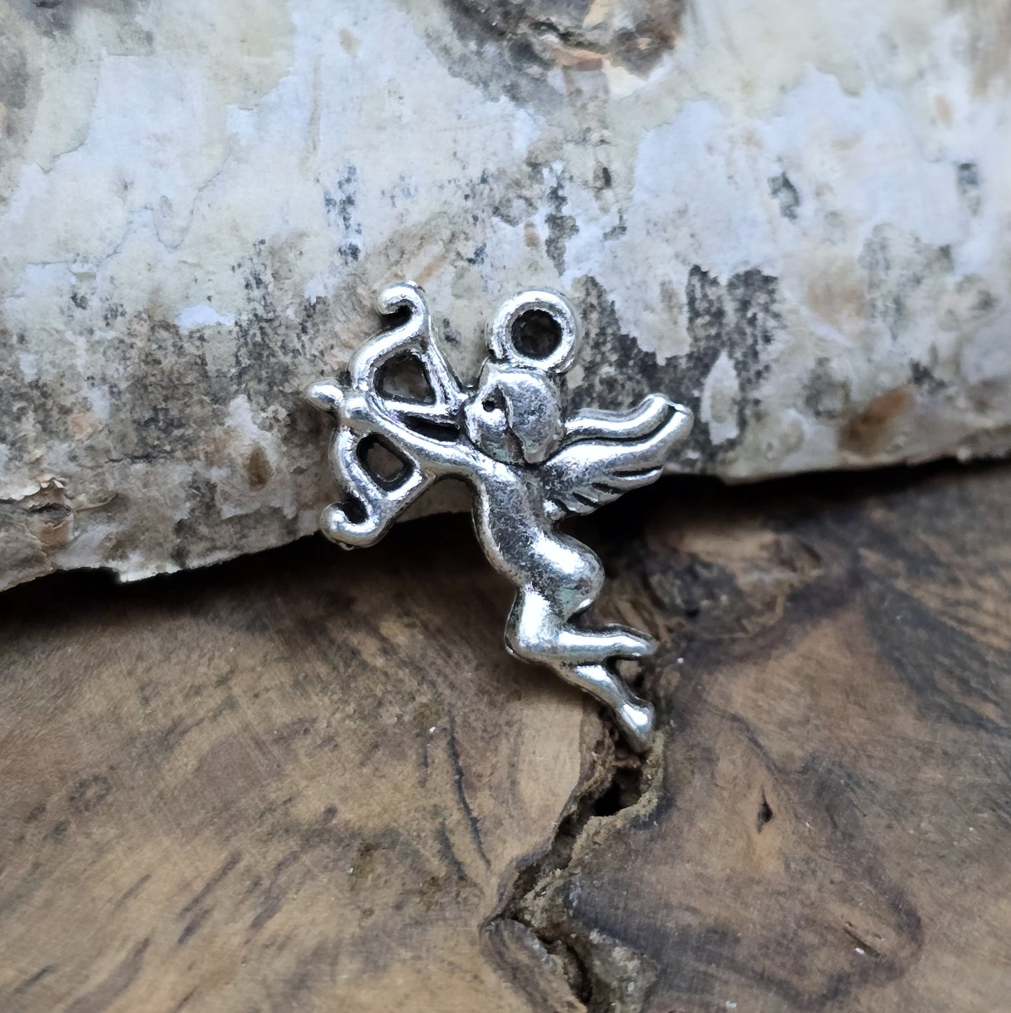 Ein kleiner Charms Armor angelehnt an ein Stück Birkenholz