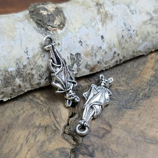 2 antik silberne Charms, hängende Fledermaus in Detailansicht, aus der Perspektive links