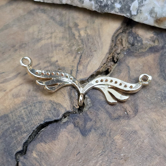 Das Bild zeigt einen eleganten Schmuckverbinder aus Messing, veredelt mit 24 Karat Vergoldung und geschmückt mit funkelnden Strasssteinen. Der Verbinder bietet nicht nur eine stabile Verbindung für deine Kreationen, sondern bringt auch zeitlose Eleganz und Luxus in dein Design.