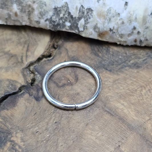 Mit diesem Set aus 10 offenen Binderingen eröffnen sich Ihnen unzählige kreative Möglichkeiten. Diese Biegeringe sind perfekt für die Herstellung von individuellem Schmuck und bieten zahlreiche Verwendungszwecke.