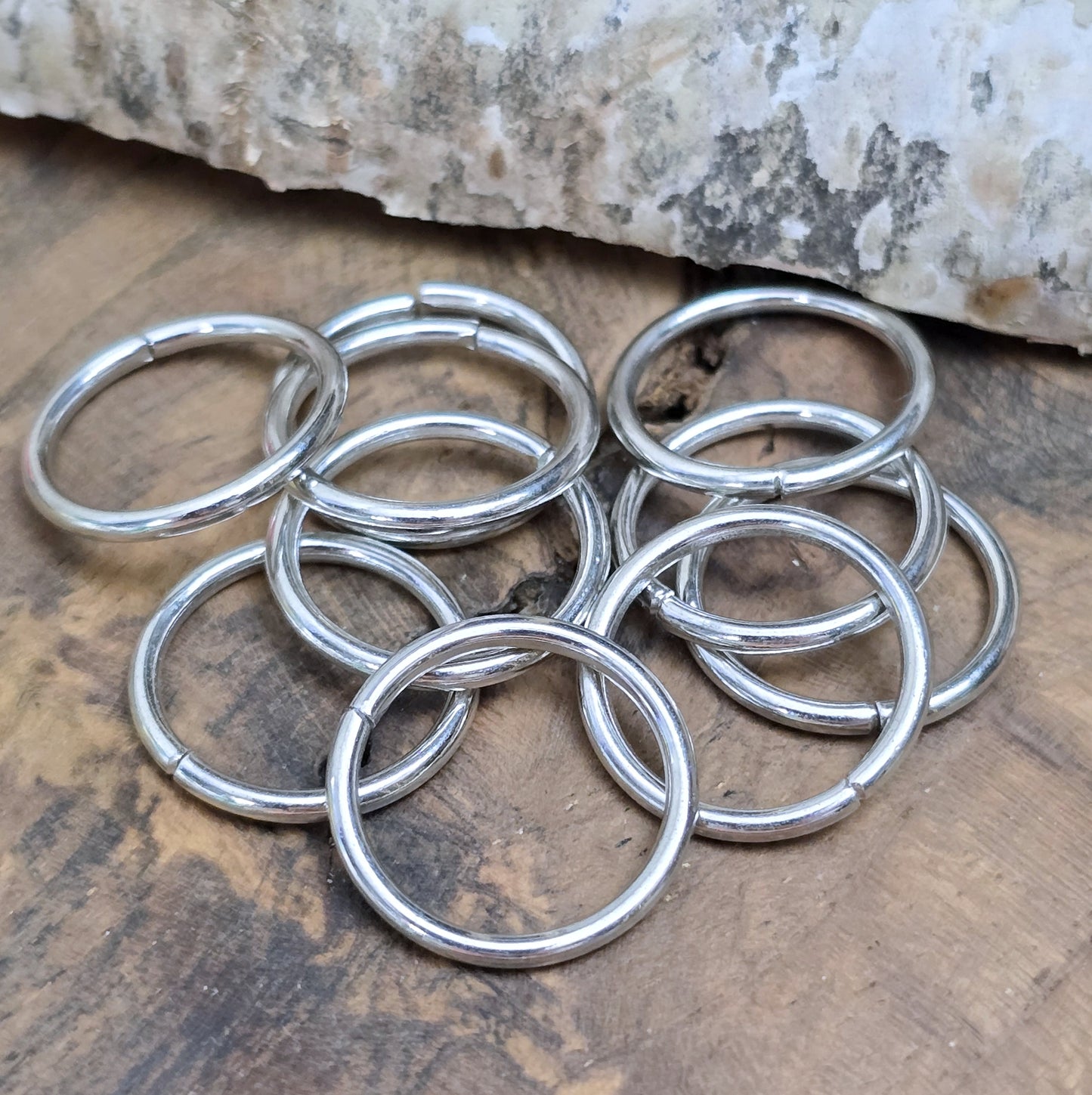 Mit diesem Set aus 10 offenen Binderingen eröffnen sich Ihnen unzählige kreative Möglichkeiten. Diese Biegeringe sind perfekt für die Herstellung von individuellem Schmuck und bieten zahlreiche Verwendungszwecke.