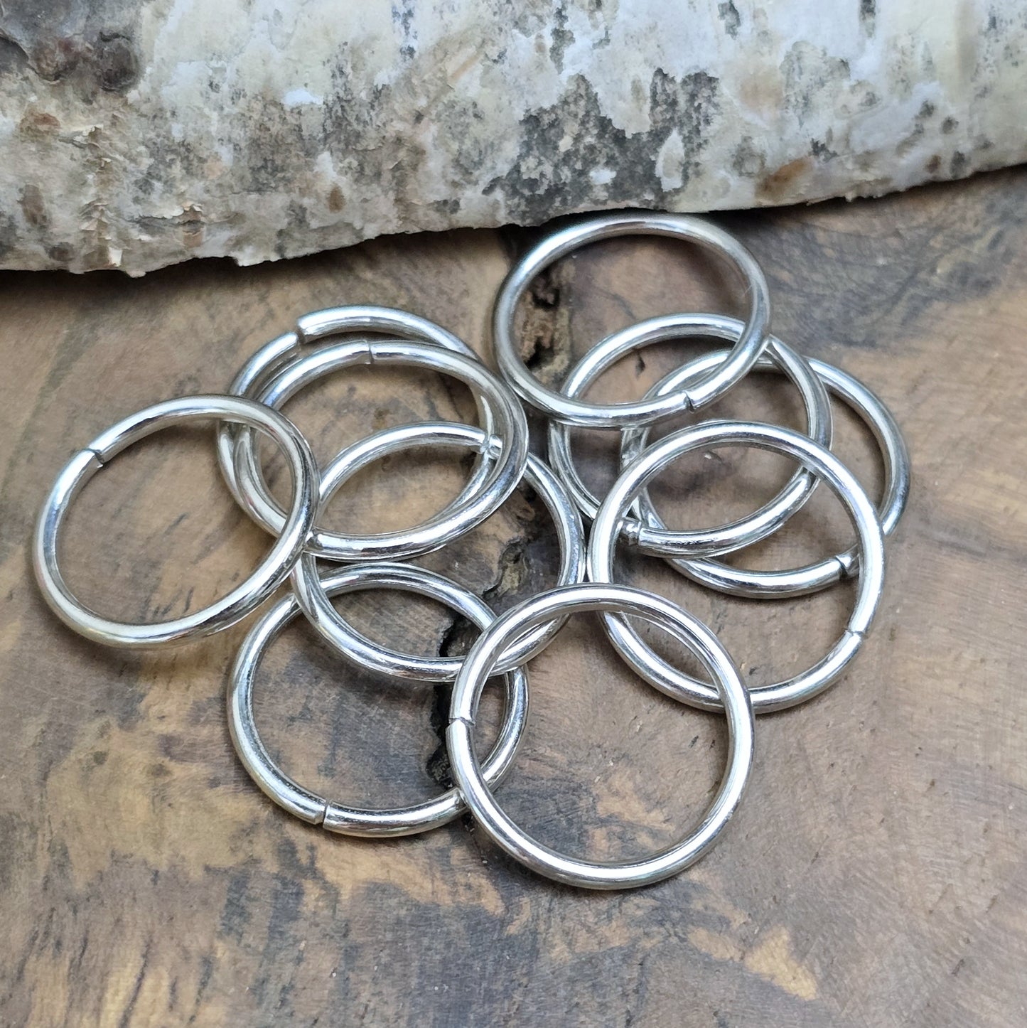 Mit diesem Set aus 10 offenen Binderingen eröffnen sich Ihnen unzählige kreative Möglichkeiten. Diese Biegeringe sind perfekt für die Herstellung von individuellem Schmuck und bieten zahlreiche Verwendungszwecke.