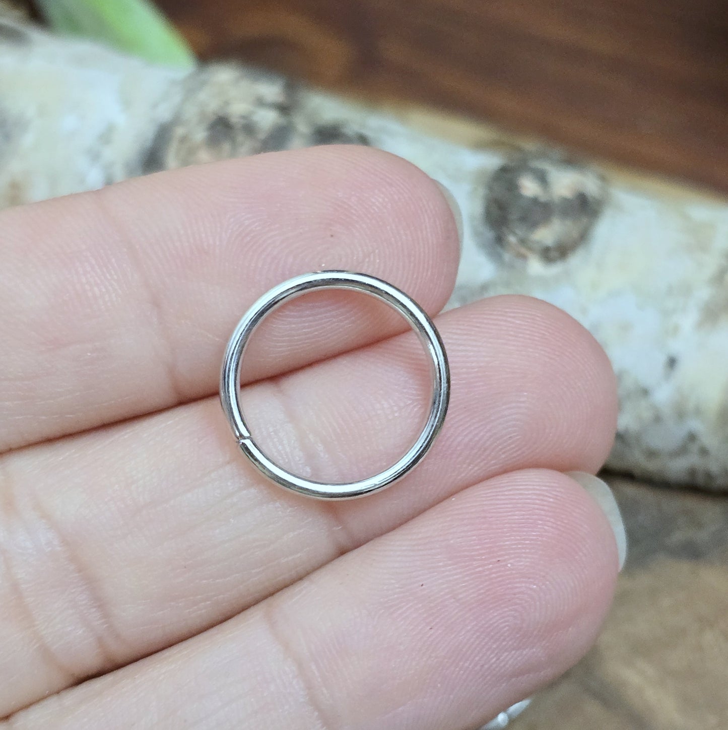 Mit diesem Set aus 10 offenen Binderingen eröffnen sich Ihnen unzählige kreative Möglichkeiten. Diese Biegeringe sind perfekt für die Herstellung von individuellem Schmuck und bieten zahlreiche Verwendungszwecke.