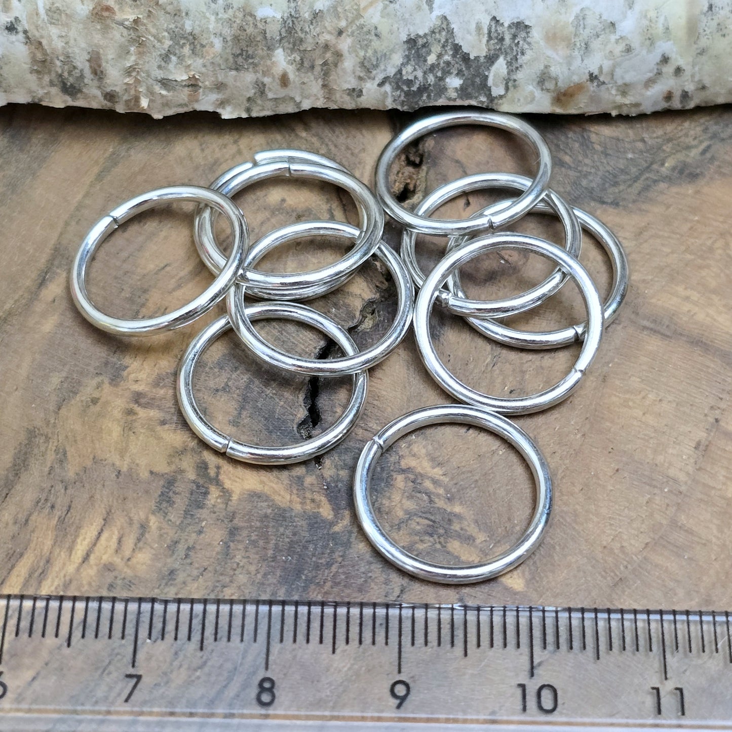 Mit diesem Set aus 10 offenen Binderingen eröffnen sich Ihnen unzählige kreative Möglichkeiten. Diese Biegeringe sind perfekt für die Herstellung von individuellem Schmuck und bieten zahlreiche Verwendungszwecke.