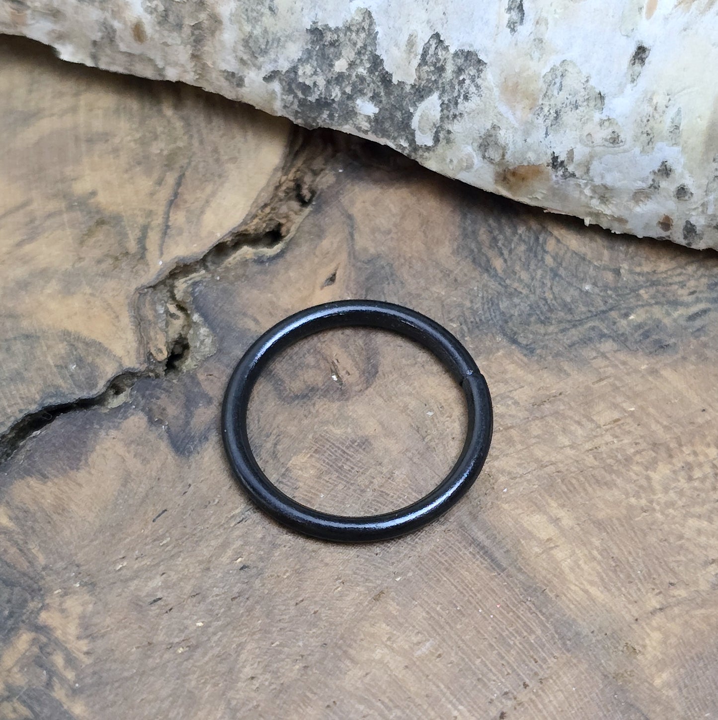 Mit diesem Set aus 10 offenen Binderingen eröffnen sich Ihnen unzählige kreative Möglichkeiten. Diese Biegeringe sind perfekt für die Herstellung von individuellem Schmuck und bieten zahlreiche Verwendungszwecke.